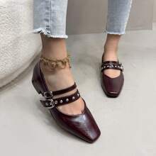 女士时尚金属扣百搭皮革鞋面平跟一脚蹬乐福鞋，适合春秋季户外穿着