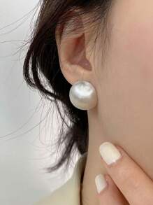 1 Pair Fashion Minimalist Matte Brush Half-Round Ball Stud Earrings, Niche Design High-End Metallic Cold Vibe Beads Earrings, Suitable For School, Cute Girls, Christmas Gift, Daily Wear Accessory For Women