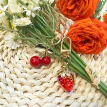 2 件草莓和樱桃可爱 ABS 塑料钥匙扣、时尚配饰和背包饰品，全年春夏