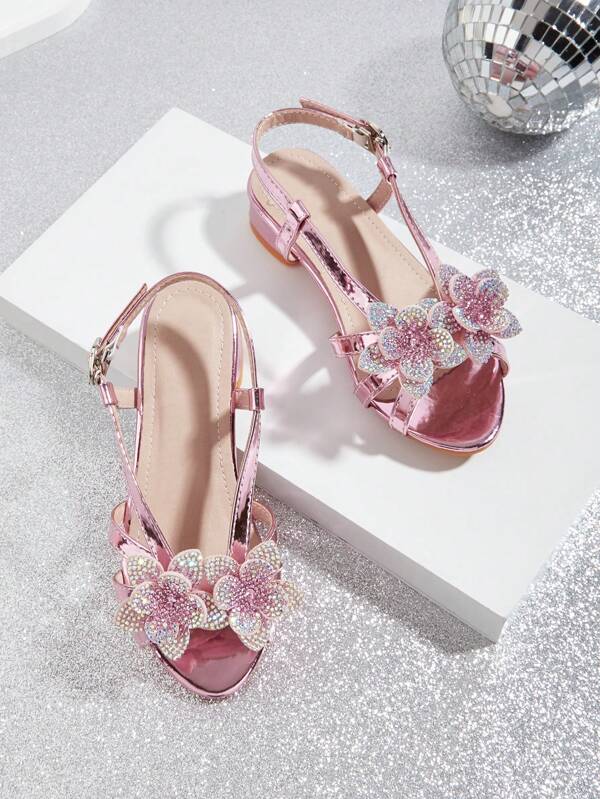 زوجان من صنادل الأطفال لعام 2025، كعب سميك مريح بفتحة للأصبع، مزين بأشرطة و فصوص بلورية باللونين الوردي والفضي، تصميم مناسب للربيع والصيف والخريف