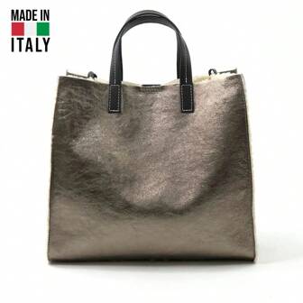 Crossbody-handväska i metalliskt läder - tillverkad i Italien, kalvskinn med teddyliknande inredning och innerpåse