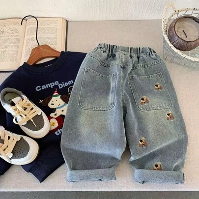 Unga pojkar broderade fritids-jeans, ljusblå morotsbyxor, ny kollektion våren 2025,