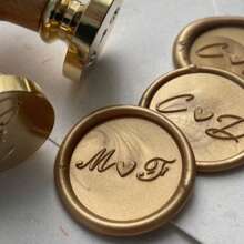 50/100/200/300 piezas Pegatinas de cera con iniciales personalizadas, pegatinas de sello de cera hechas a mano para invitaciones de boda, pegatinas de cera autoadhesivas para sobres - Bronce, ornamental, resistente al agua, multifuncional, multifuncional, ornamental para estudiantes de último año de secundaria, estudiantes universitarios, estudiantes universitarios, estudiantes de primer año, estudiantes de segundo año, estudiantes de cursos inferiores