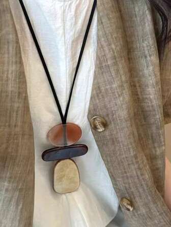 1pc Vintage Resin Geometric Pendant Necklace, Unique Design Stylish Versatile Pull String Adjustable Sweater Chain, Long Necklace Suitable For Women's Daily Wear And Party. Note That Due To The Handcrafted Nature, The Color May Vary Slightly Between Batches, Which Is A Normal Phenomenon And Not Considered A Defect. Please Be Aware Of This Before Placing Your Order, And Refrain From Leaving Negative Reviews Based Solely On Color Variations.