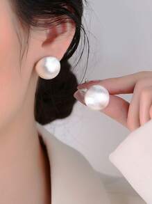 1 Pair Fashion Minimalist Matte Brush Half-Round Ball Stud Earrings, Niche Design High-End Metallic Cold Vibe Beads Earrings, Suitable For School, Cute Girls, Christmas Gift, Daily Wear Accessory For Women