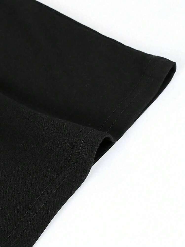 Camiseta de mujer de inspiración gótica enigmática: emblema de rosa mística con acentos serpentinos, combinando estéticas oscuras y elegantes - Negro - Añade 4