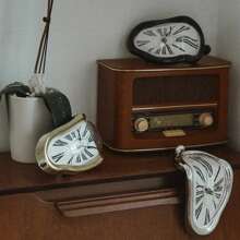 Une horloge vintage de style nordique torsadée, une horloge décorative de coin de table, une horloge murale rétro aux chiffres romains, une décoration d'horloge simple et avancée, une horloge aux chiffres romains pour le salon et le bureau, une décoration rétro douce, une horloge murale silencieuse explosive pour la décoration de la maison, une horloge pliante en cadeau pour l'anniversaire, la remise des diplômes et la décoration de la chambre, une horloge numérique avec alarme