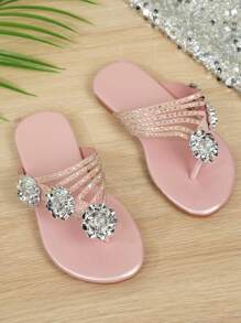 1双带有多层炫彩水晶花装饰的人字拖，配以3D立体花朵装饰。 - 粉色 - 查看 3