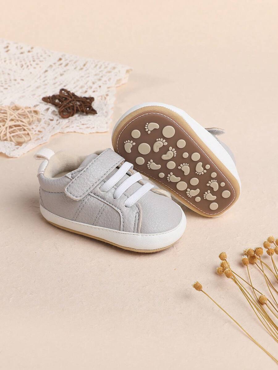 1 双男童纯色 PU 钩环平底休闲可爱婴儿运动鞋，适合春秋季节