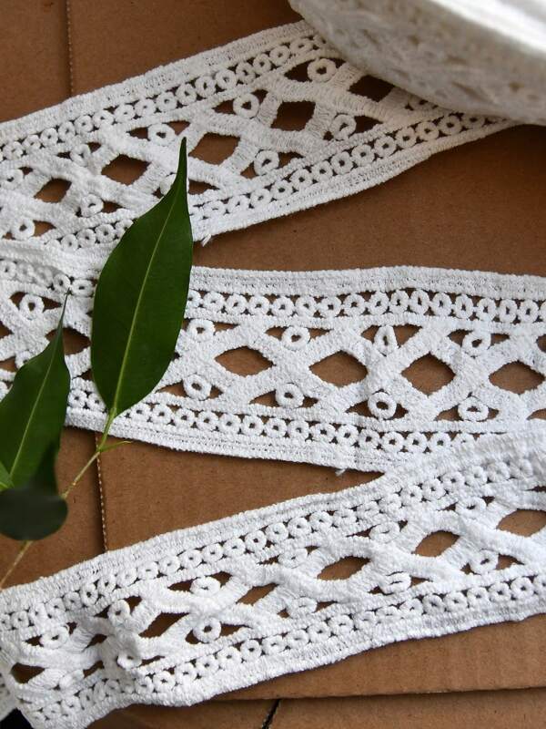 Broderie Dantela, Dantela, Panglica Dantela Inaltime 5cm Este Un Produs Din Fire. Folosit pentru aplicatii vestimentare cu un model frumos, original si neobisnuit, in culoarea albului moale, placut la atingere si foarte usor de aplicat.