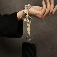 手工制作花卉串珠流苏挂绳腕带，适用于手机壳、汽车钥匙链、包包吊饰，创意设计 - 米白花卡其白珠手繩 - 查看 4