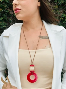 MAXI COLAR LONGO CORDÃO MARROM COM PEÇAS DE RESINA VERMELHO E BEGE - Vermelho - Visão 3
