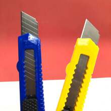 KIT 12 Estilete de Plástico Largo 18mm Estile para Corte Papel Papelão Estilete Atacado Artesanato - Multicolorido - Visão 8