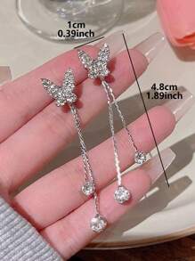 1 对优雅迷人的小巧蝴蝶设计水钻镶嵌耳环，配有可拆卸流苏，适合女性日常和约会佩戴