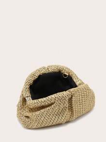 Wanita ini memegang tas clutch berkapasitas besar, modis, dan minimalis yang didesain dengan lipatan anyaman dan motif awan, cocok untuk berbelanja dan bepergian. - Emas - View 5