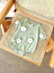 新生儿白色手工钩织绿色花卉短袖按扣连体衣，夏季
