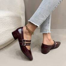 女士时尚金属扣百搭皮革鞋面平跟一脚蹬乐福鞋，适合春秋季户外穿着