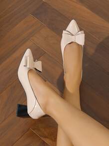 Escarpins à talons hauts pour femmes avec décoration en nœud, enrobé, kaki, talon épais, polyvalent, minimaliste, élégant et glamour. Convient pour les déplacements, le port quotidien, les événements formels, les mariages. Chaussures confortables à talons moyens pour dames