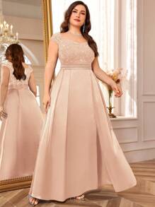 露肩亮片拼接蕾丝缎面开衩大腿舞会礼服，适合正式派对、情人节、婚礼宾客、返校节、生日、晚宴、毕业典礼、节日等场合。