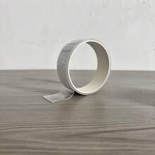 这款纳米胶带足够长，具有超强粘性和高透明度。它也是一种可清洗的双面胶带，可以重复使用。它防水耐热，适用于舒适的家庭、潮湿的浴室、烟雾缭绕的厨房或日常办公环境中的各种粘合需求。