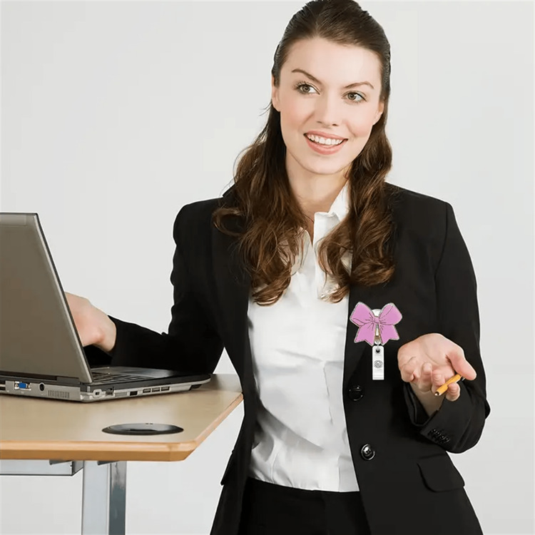 1 件粉色白色蝴蝶结伸缩徽章卷轴 - 可爱的鳄鱼夹 ID 夹，适用于护士、教师和办公室职员 - 彩色 - 查看 7