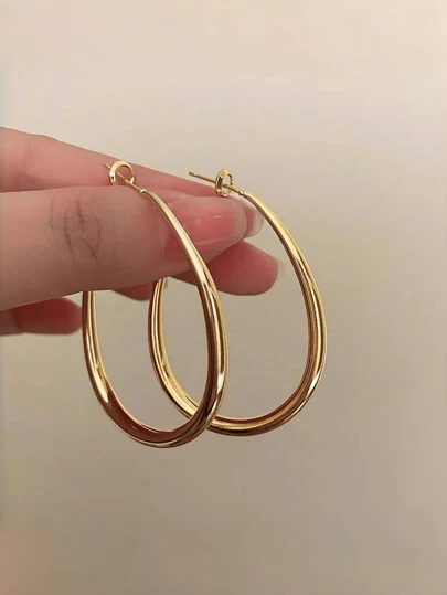 1 对经典镀金椭圆形水滴形女士耳环，散发柔滑光泽，适合日常和特殊场合