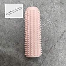 Nyckelring med spikar för massage, bärbar mini-massageenhet med taktil rull, texturerad spikdesign, lindrar ångest och stress, rektangulär nyckelringshänge i plast, dekorativ - Multifärgad - Visa 17