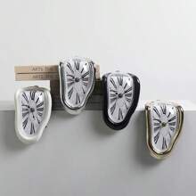 Une horloge vintage de style nordique torsadée, une horloge décorative de coin de table, une horloge murale rétro aux chiffres romains, une décoration d'horloge simple et avancée, une horloge aux chiffres romains pour le salon et le bureau, une décoration rétro douce, une horloge murale silencieuse explosive pour la décoration de la maison, une horloge pliante en cadeau pour l'anniversaire, la remise des diplômes et la décoration de la chambre, une horloge numérique avec alarme