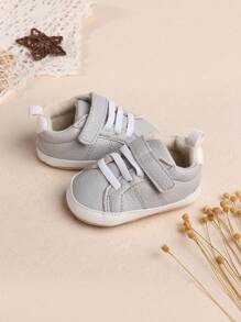 1 双男童纯色 PU 钩环平底休闲可爱婴儿运动鞋，适合春秋季节