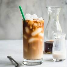 1 件便携式冰球制作器投手，带网格平顶盖，用于冷却冰块/多个冰块模具，适用于曲棍球、鸡尾酒、咖啡、威士忌、香槟、啤酒、果汁、水 - 彩色 - 查看 2