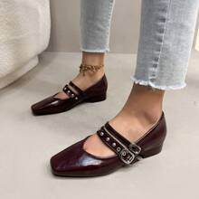 女士时尚金属扣百搭皮革鞋面平跟一脚蹬乐福鞋，适合春秋季户外穿着