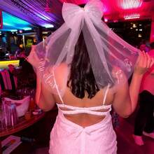 个性化定制新娘头纱，白色仿珍珠蝴蝶结短款头纱，配梳子，适合单身派对、告别单身派对、新娘送礼会、海滩风、乡村波西米亚风婚礼、订婚、单身周末派对装饰、礼物、拍照道具等场合。风格：Y2K、休闲、可爱、可定制。送给她的理想礼物，适合送给朋友、返校季、大学新生、时尚秋季、服装配饰、定制婚礼配饰、女士发饰。 - 白色 - 查看 2