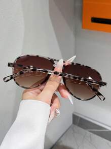 一副男女通用的Y2K风格太阳镜，适合海滩、街头时尚、运动、钓鱼、旅行、驾驶、郊游、节日、派对、徒步旅行、高尔夫、街头、户外活动等场合。