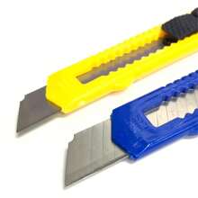 KIT 12 Estilete de Plástico Largo 18mm Estile para Corte Papel Papelão Estilete Atacado Artesanato - Multicolorido - Visão 7