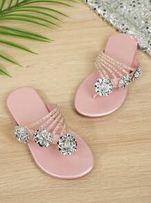 1双带有多层炫彩水晶花装饰的人字拖，配以3D立体花朵装饰。 - 粉色 - 查看 5