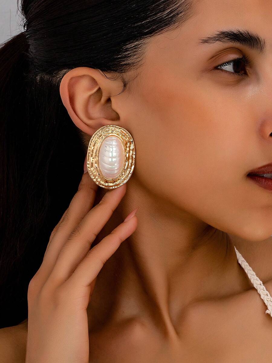 1 Pair Geometric Textured Oval Shape Inlaid Oval Pearl Dangle Earrings, Retro Elegant And Charming Women Earrings - Yellow Gold - View 1