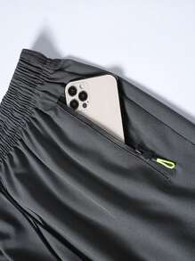 3 pares de pantalones cortos holgados y deportivos para hombre, de secado rápido, con diseño de tira reflectante, bolsillo, cremallera y cordón en la cintura, adecuados para fitness, running y actividades al aire libre.