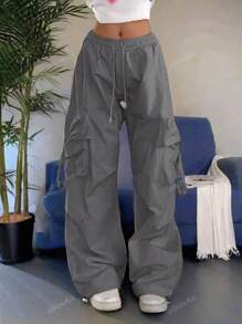 Pantalones cargo informales de pierna ancha con cintura elástica, bolsillos con solapa, cordón ajustable y borde con pliegues