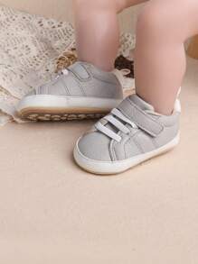 1 双男童纯色 PU 钩环平底休闲可爱婴儿运动鞋，适合春秋季节