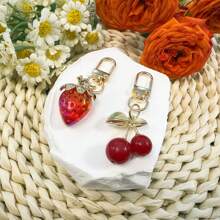 2 件草莓和樱桃可爱 ABS 塑料钥匙扣、时尚配饰和背包饰品，全年春夏