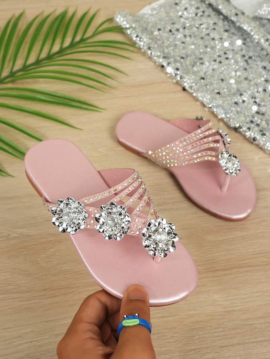 1双带有多层炫彩水晶花装饰的人字拖，配以3D立体花朵装饰。 - 粉色 - 查看 1
