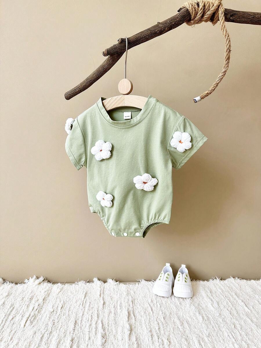新生儿白色手工钩织绿色花卉短袖按扣连体衣，夏季
