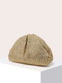 Wanita ini memegang tas clutch berkapasitas besar, modis, dan minimalis yang didesain dengan lipatan anyaman dan motif awan, cocok untuk berbelanja dan bepergian. - Emas - View 4
