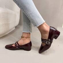 女士时尚金属扣百搭皮革鞋面平跟一脚蹬乐福鞋，适合春秋季户外穿着