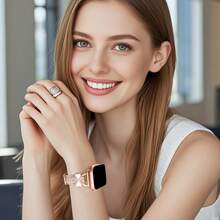 Correa de reloj de cuero genuino compatible con Apple Watch de 38 mm/40 mm/41 mm/42 mm/44 mm/45 mm/46 mm/49 mm - Ultra delgada y refinada, resistente al sudor y cómoda - Diseño de moda elegante minimalista - Diseño de trébol de cuatro hojas con diamante - Compatible con Apple Watch Series 10/9 Ultra/SE/8/7/6/5/4/3/2/1 - Accesorio de repuesto para correa de reloj - Polvo de luz de estrellas - Ver 4