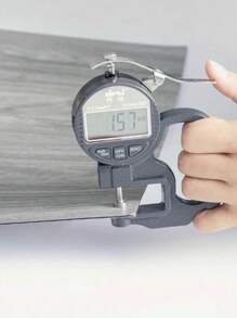 1 Stück dicke, verschleißfeste selbstklebende Holzmaserung Bodenaufkleber. Wasserdicht, feuchtigkeitsbeständig, schwer durchdringbar, leicht zu pflegen. B1 Brandschutzzertifizierung. Selbstklebend mit Abdeckfolie, abziehen und aufkleben. Wasserdicht, schmutzabweisende UV-Schutzschicht an der Oberfläche. Verschleißfest, kratzfest, Oberflächenschutzschicht schützt den Boden, langanhaltend. Küchenzubehör, Küche, Küchenutensilien, Küchendekoration, Bodenfliesen, Bodenbelag - Hellgrau - Übersicht 4