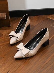 Escarpins à talons hauts pour femmes avec décoration en nœud, enrobé, kaki, talon épais, polyvalent, minimaliste, élégant et glamour. Convient pour les déplacements, le port quotidien, les événements formels, les mariages. Chaussures confortables à talons moyens pour dames