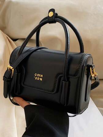 新款秋冬纯色手提包小众设计时尚字母百搭斜挎包经典大气可调节肩带单肩包适合约会、外出逛街、通勤。