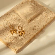 1 对时尚简约不锈钢蝴蝶结耳环，适合女性日常佩戴