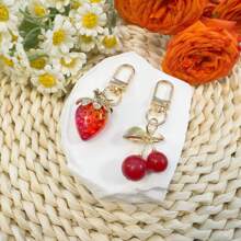 2 件草莓和樱桃可爱 ABS 塑料钥匙扣、时尚配饰和背包饰品，全年春夏